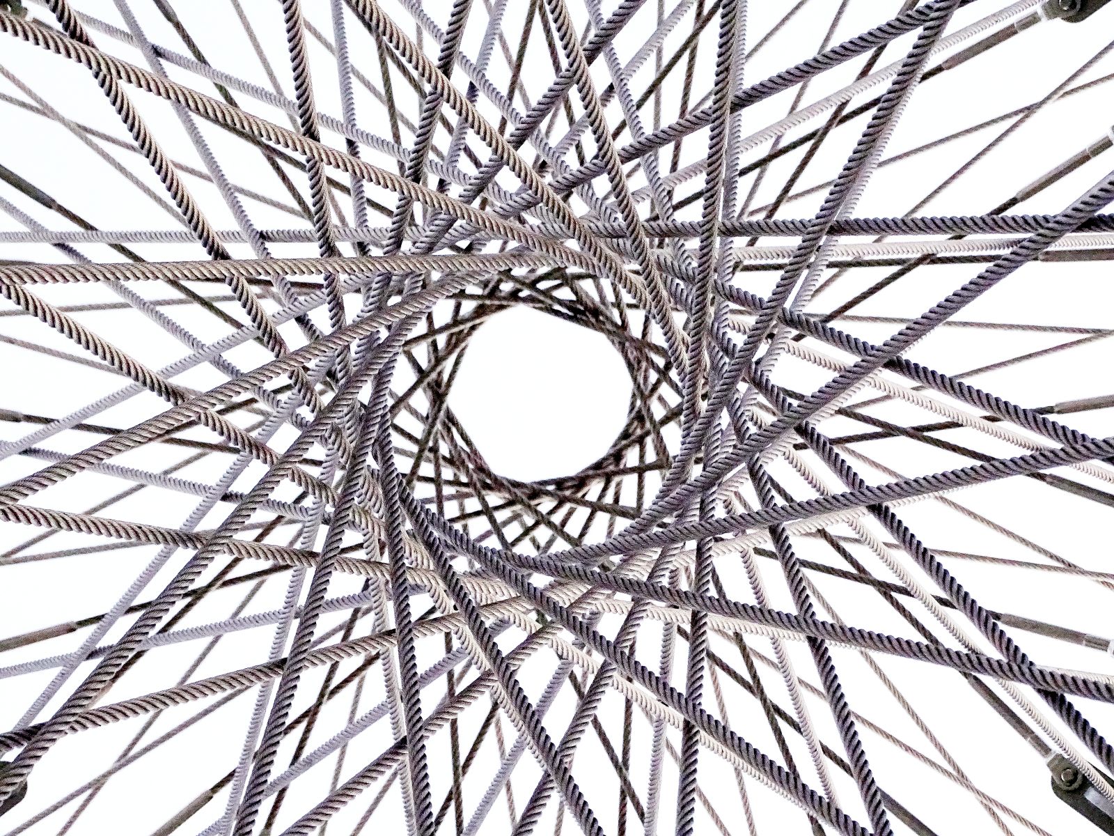Kaleidoskop aus Edelstahlseilen von Jakob