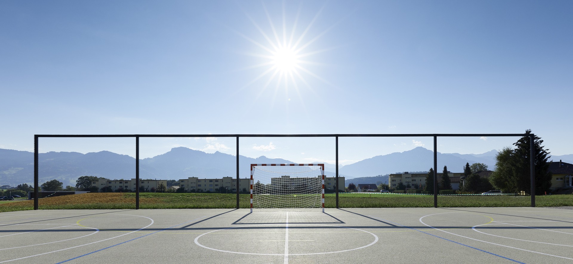 un terrain de sport avec une clôture moderne d'arrêt de la balle en webnet