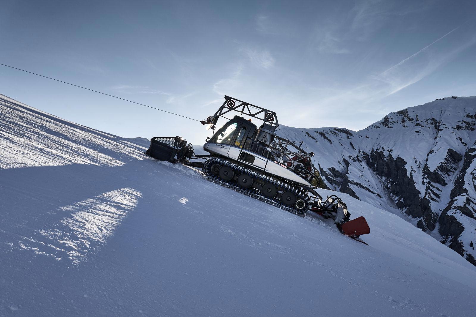 Snow groomer in Adelboden with steel rope by Jakob Rope Systems