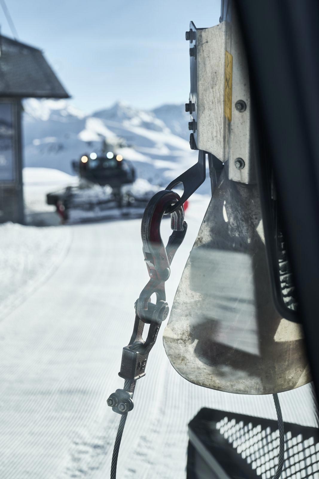 Snow groomer in Adelboden with steel rope by Jakob Rope Systems