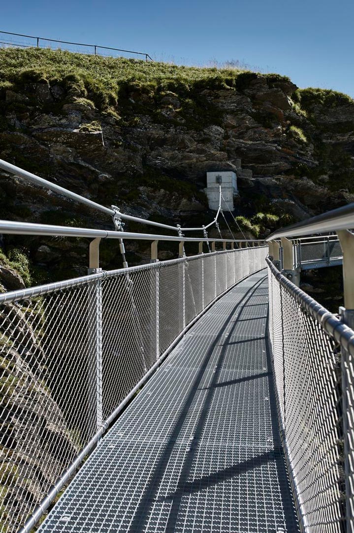 Fall prevention with Webnet wire mesh along a foot bridge in the Alpine region