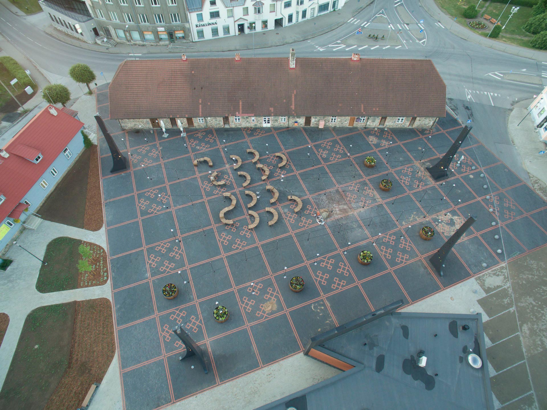 The Tõrva Centre Square from above with a top-down view of the cable installation