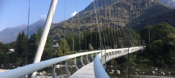 Die Fussbrücke über die Maggia
