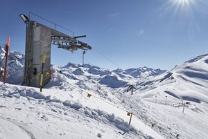 The turning wheel and top post of the ski lift in Adelboden