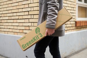 Eine Person hält ein verpacktes GreenKit drei in der Hand