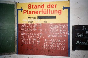 Eine alte Tafel aus der DDR mit Aufschrift "Stand der Planerfüllung"