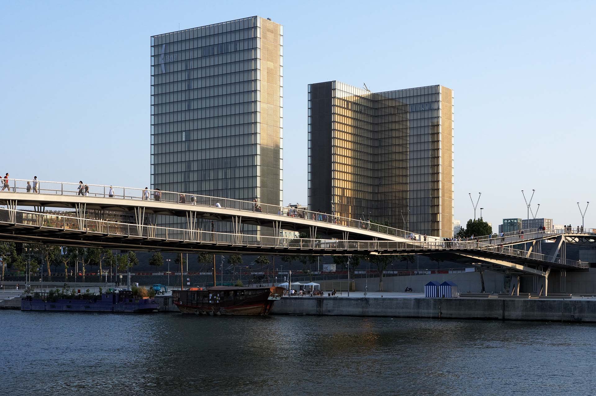Webnet railing, pedestrian bridge, Paris