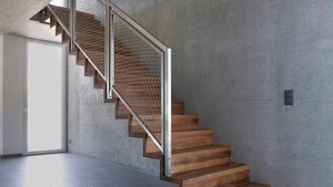 Moderne Treppe mit Edelstahlrahmen als Geländer