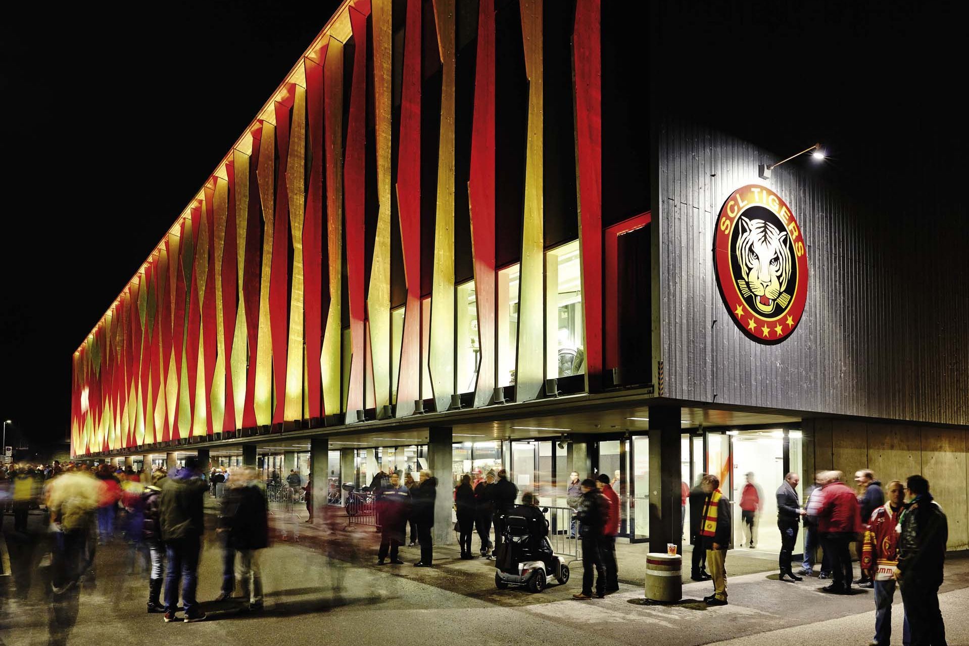 The reconstructed Ilfis Hall at night before a SCL Tigers ice hockey match