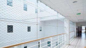vertikales Sicherheitsnetz im Gefängnishof