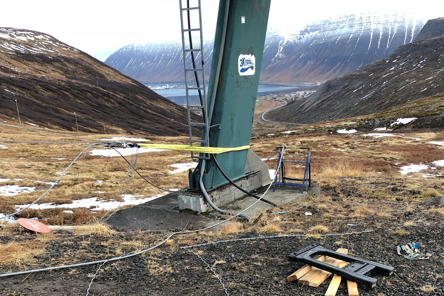 Jakob stell cable in front of a ski lift post