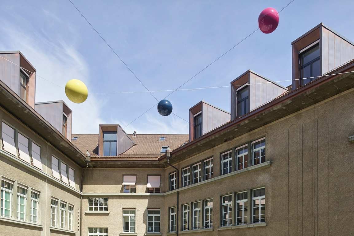 Cable art installation "Fenster zum Hof" in Berne