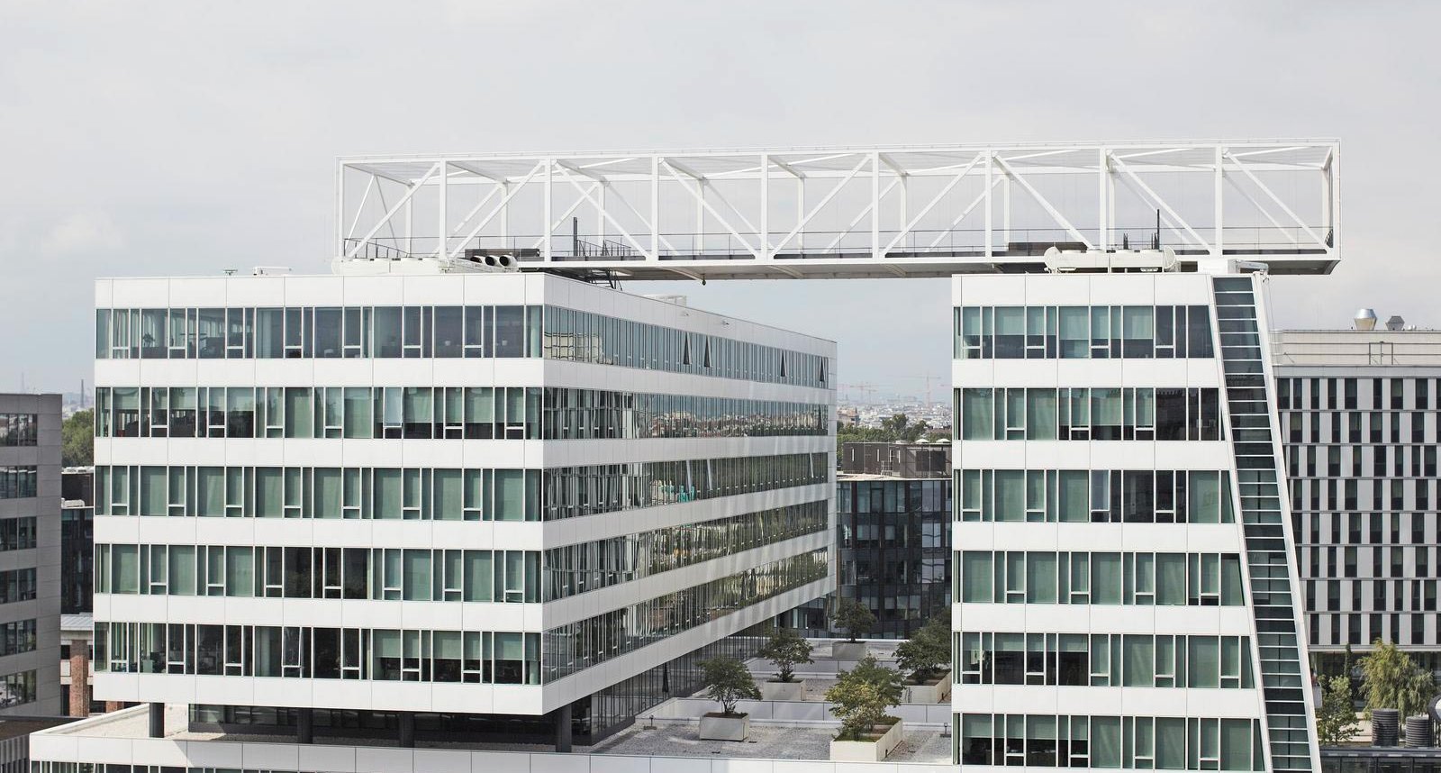 Der ÖMV-Hauptsitz Hoch zwei in Wien mit einer Brücke mit Webnet
