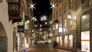 Aufhängung von Weihnachtsbeleuchtung in Altstadt