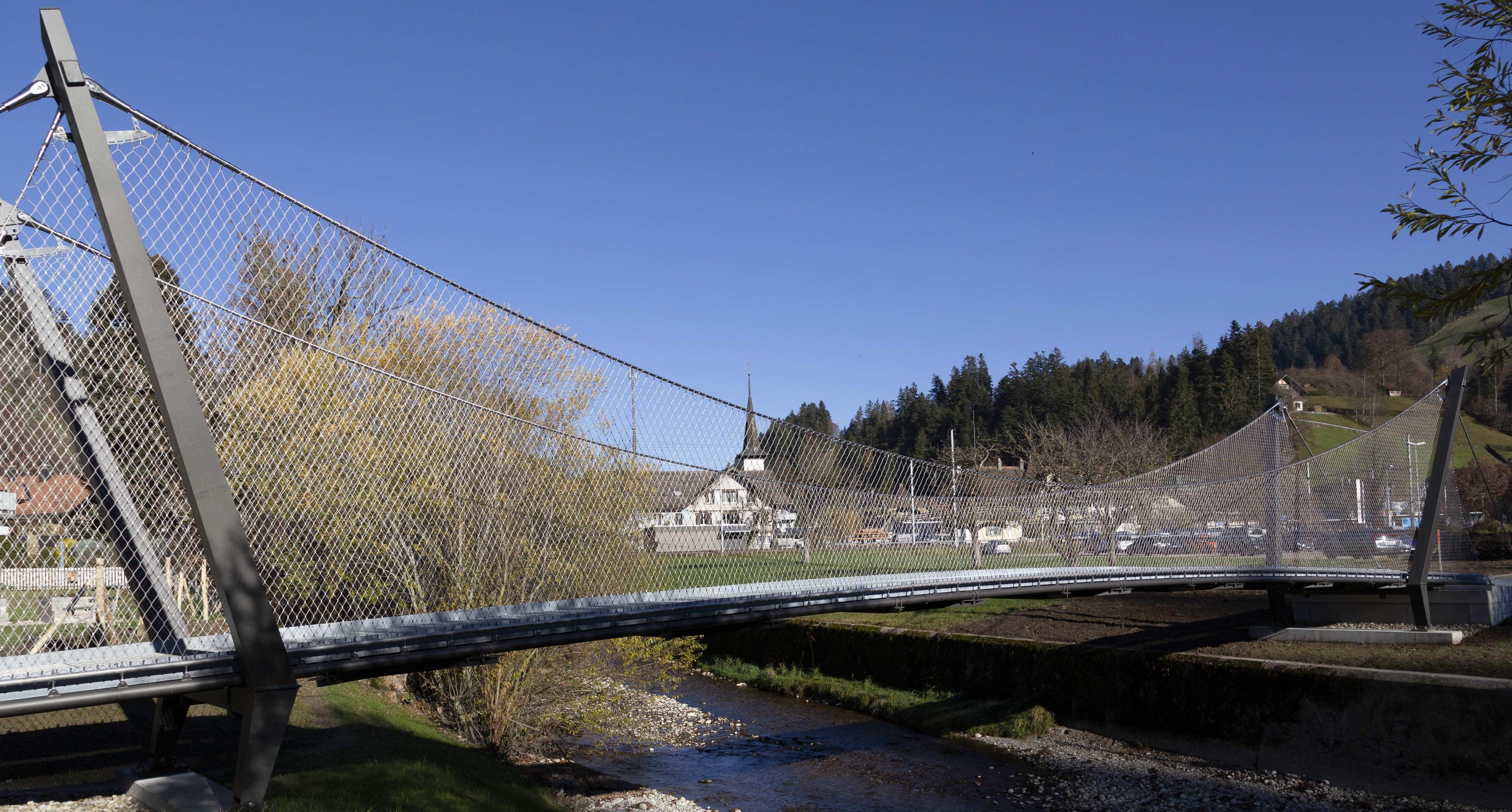Die Webnet-Brücke mit dem Dorf Trubschachen im Hintergrund